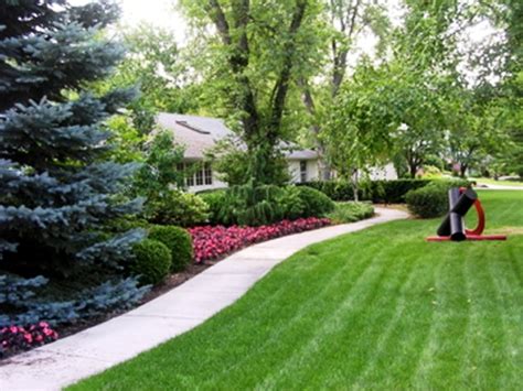 Manicured lawn with sculpture - Traditional - Landscape - by LCR Design ...