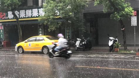 2縣市大雨特報！雙北今高溫飆36度 嚴防午後雷陣雨｜東森新聞：新聞在哪 東森就在哪裡