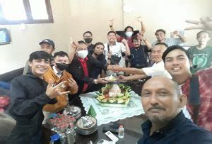 Peringatan Hari Pers Nasional Pwi Rembang Panjatkan Doa Di Pusara