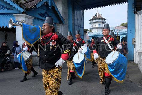 ATRAKSI PRAJURIT DEWAN ADAT KERATON SOLO ANTARA Foto