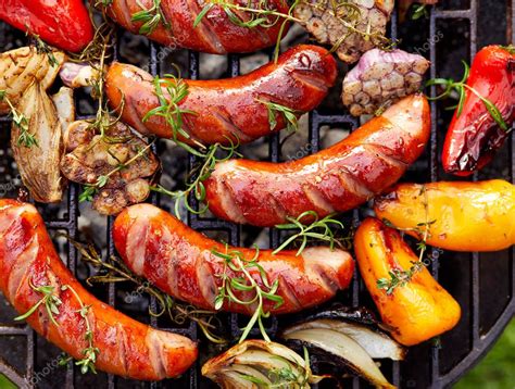 Embutidos A La Parrilla Y Verduras En Un Plato A La Parrilla Al Aire