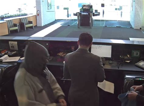 Cops Bank Robbery Suspect Assaulted Teller Then Fled Without Cash