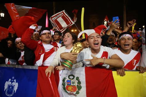 Hinchas Peruanos Celebran En Las Calles Triunfo De La Selección