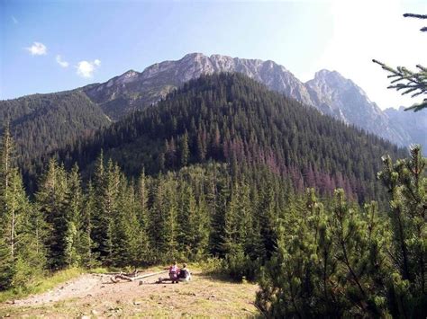 Widok na Giewont z Czerwonej Przełęczy Nowiny