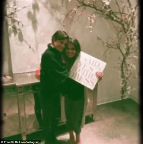 Selena Gomez Goes Back To Her Trademark Brunette Tresses Daily Mail Online