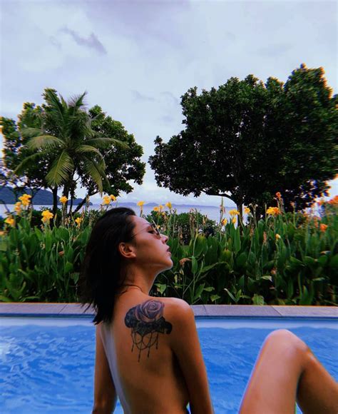 Không chỉ chụp hình bán nude Minh Triệu còn dùng táo che chắn vòng 1 gây phản cảm