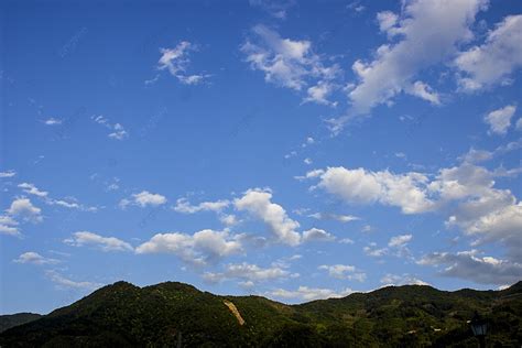 Background Gunung Tinggi Langit Biru Dan Awan Putih Pada Musim Panas