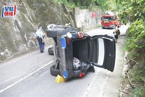 深水灣私家車避車撞山翻側 男司機受傷送院 星島日報