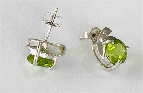 Stunning Vintage 9ct White Gold Peridot Stud Earrings Fully