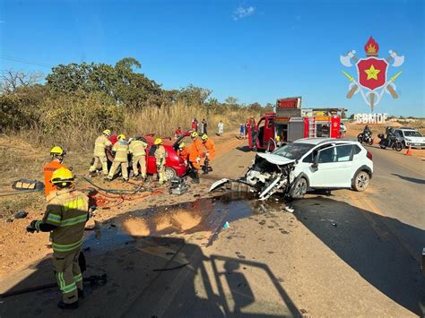 Homem Fica Preso às Ferragens Em Colisão Frontal Entre Carros