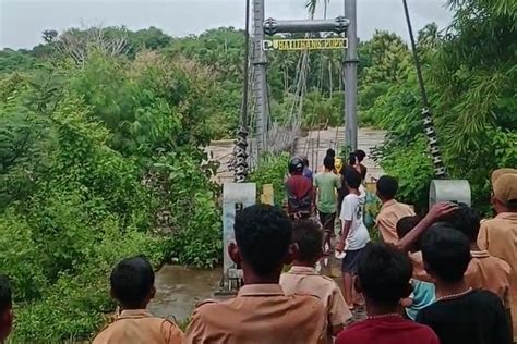 Jembatan Gantung Di Manggarai Barat Putus Diterjang Banjir Bandang