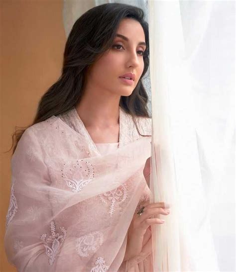 Aktris Bollywood Nora Fatehi Pernah Jadi Pelayan