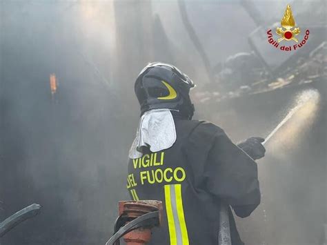 Rubiana Una Catasta Di Legna Prende Fuoco Intervenuti I Vigili Del Fuoco