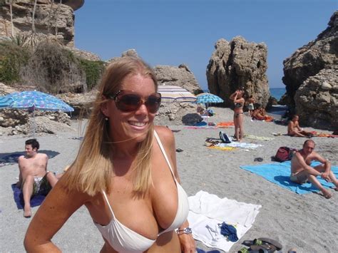 Großer Arsch und Titten auf kurvigen Urlaub Milf oben ohne am Strand