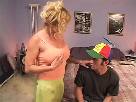 Rubia milf con dulces tetas obtiene coño golpeado en dormitorio por gran polla xHamster