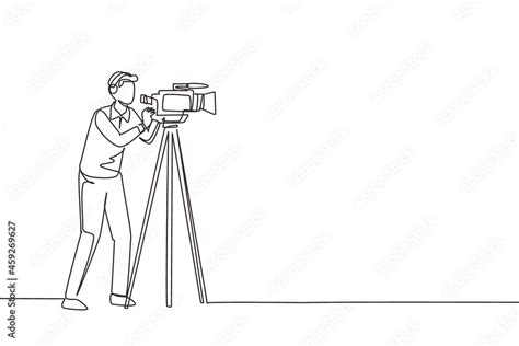 Single one line drawing professional cameraman, operator, videographer ...