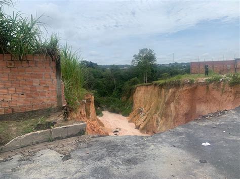 Cratera ameaça moradores na zona norte de Manaus