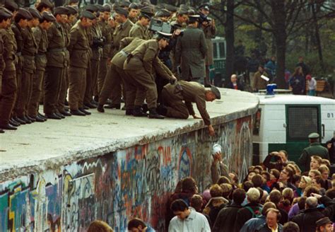 Quando O Muro De Berlim Caiu - bibliotecaportaberta: Foi há 30 anos que o Muro de Berlim caiu