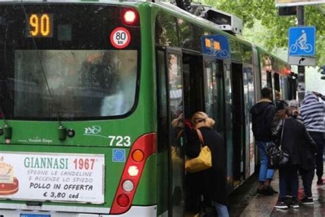 Milano Autista Fa Scendere Dal Bus Una Mamma Perch Il Suo Passeggino