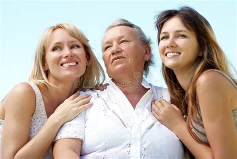 Familia De Tres Generaciones Foto De Archivo Imagen De Amor Mirando