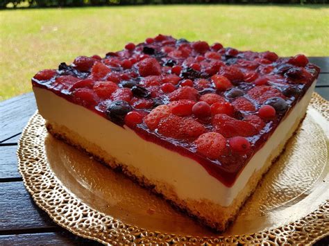 Torta Bavarese Al Cioccolato Bianco E Frutti Rossi Su Pan Di Spagna