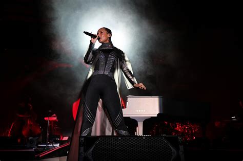 Alicia Keys Reacts To Fan Grabbing Her Face Kissing Her Video