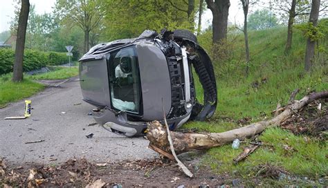 Inzittenden Vluchten Na Ongeval Lachgas In Auto Gilze En Rijen