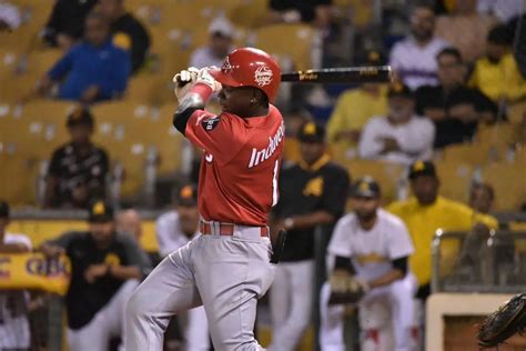 Héctor Rodríguez gana el premio al Novato del Año en la LIDOM