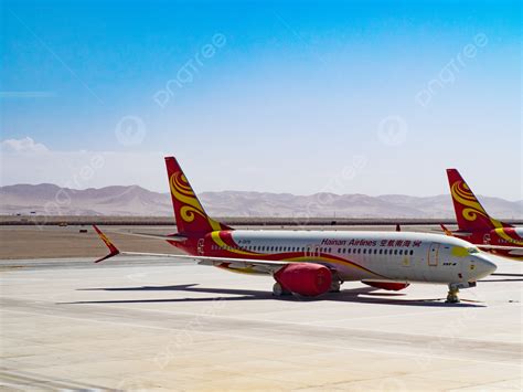 Un Avión Estacionado En El Aeropuerto Durante El Día Fondos Aeropuerto