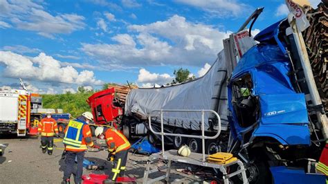 A Bad Rappenau Heftiger Lkw Unfall Fahrer Rast In Stauende