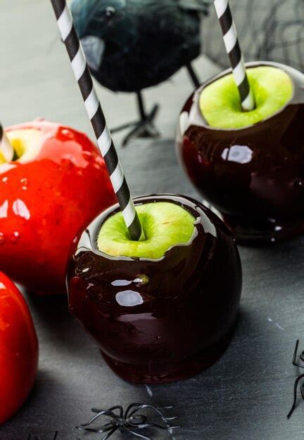 Manzanas De Caramelo Rojas Hechas A Mano Para Halloween Foto Premium