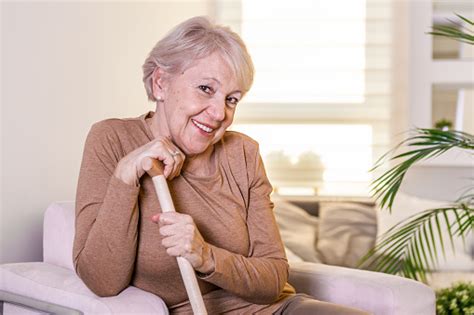 Porträt Der Schönen Seniorin Mit Weißen Haaren Und Gehstock Porträt Der