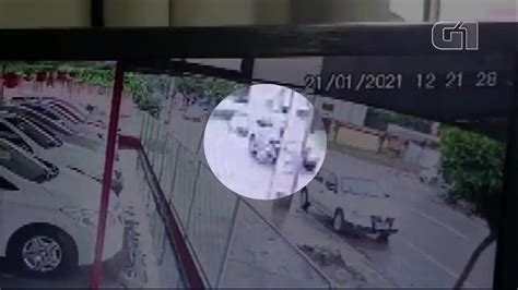 Motociclista Arremessado Ap S Batida Em Cruzamento Em Cascavel