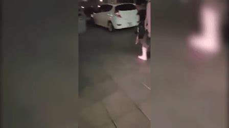 Xuất hiện clip hot girl Bella bế con giữa trời mưa cãi nhau với taxi vì quỵt tiền