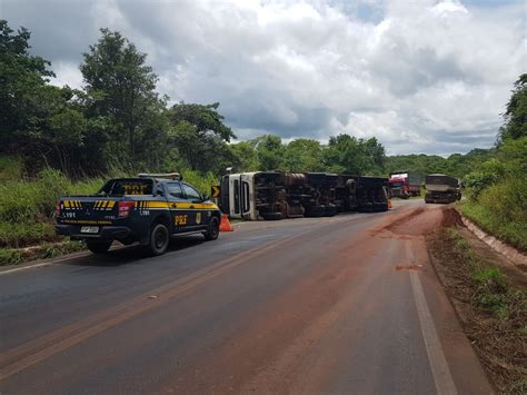 Motorista Perde O Controle E Carreta Tomba Na Br No Maranh O