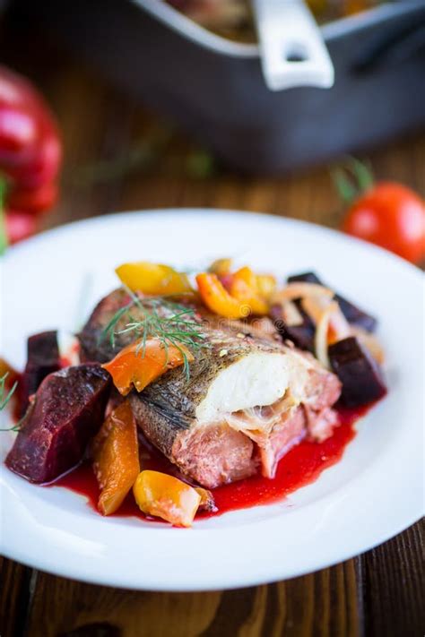 Estofado De Pescado Con Remolacha Y Otras Verduras En El Plato Imagen