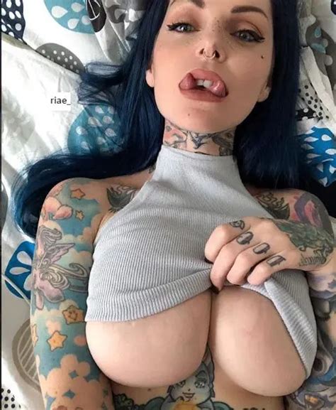 Sexy Babe With Split Tongue And Fake Tits Scrolller