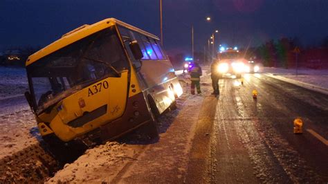 Wypadek W Wawrze Autobus W Rowie Dwie Osoby Ranne TVN Warszawa