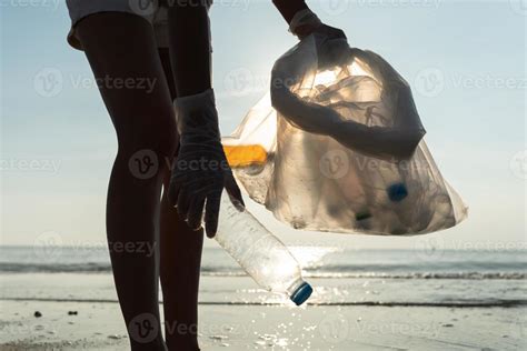 Ahorrar Agua Los Voluntarios Recogen Basura En La Playa Y Las Botellas