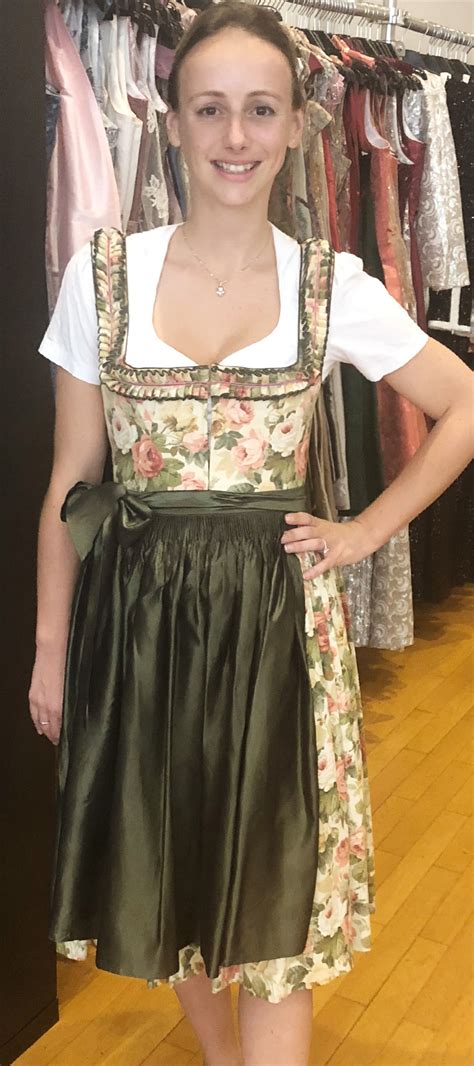 Lena Hoschek Dirndl Mit Blumenprint Und Gr Ner Sch Rze Dresscoded