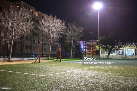 Lapangan Futsal Sepak Bola Kecil Lapangan Sepak Bola Di Taman Di Malam ...