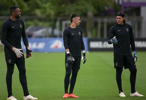 Corinthians Treina S Goleiros Em Campo E D Ltima Folga Ao Elenco