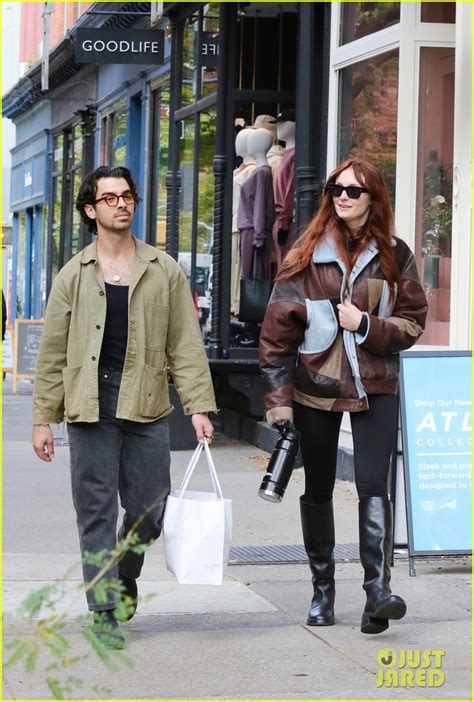 Joe Jonas & Sophie Turner Make A Last Minute Halloween Purchase in NYC ...