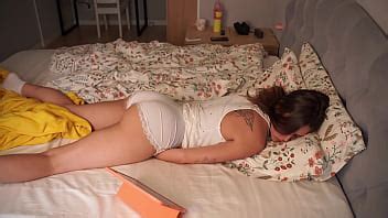 Chica Caliente Ve Porno Y Se Masturba En La Cama Con Los Dedos Hasta El Orgasmo XVIDEOS