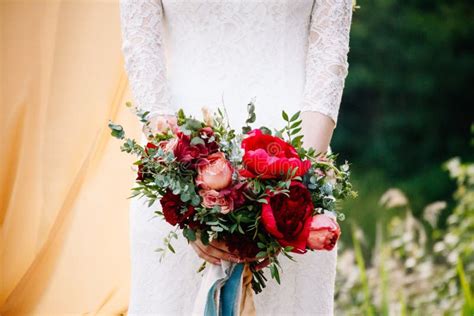 Handtag Av Bruden Med En Blombukett Fotografering för Bildbyråer Bild