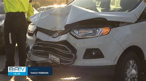 V Deo Acidente Entre Dois Carros Deixa Tr Nsito Congestionado Na