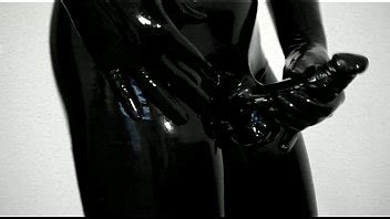 Probándome mis nuevos pantalones y guantes de látex y ajustados XVIDEOS