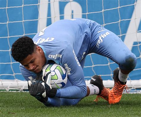 Titular contra o Cruzeiro Vanderlan comemora evolução Buscar sempre