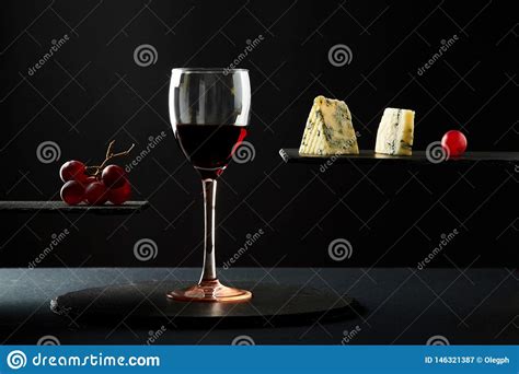 Composici N Del Vino Tinto En Vidrio Al Lado Del Queso Verde Y De La