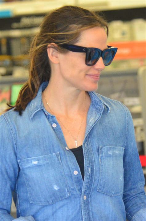 JENNIFER GARNER Shopping for School Supplies in Los Angeles 08/27/2018 ...